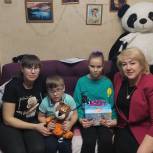 «Ёлка желаний»: депутаты областной Думы подарили детям железную дорогу и ортопедический коврик для лечебной гимнастики
