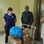 Медикам и ветеранам Владивостока выдали молоко