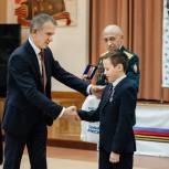 Сенатор Владимир Кравченко вручил медаль Совета Федерации «За проявленное мужество» 10-летнему жителю Северска Александру Гусарову