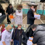 В преддверии Нового года волонтеры «Единой России» продолжают помогать людям