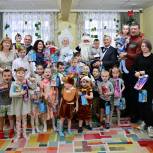 Тюменские единороссы организовали новогодний праздник для детей из центра «Семья»