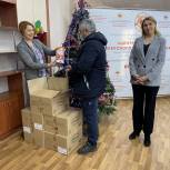 Алёна Аршинова передает подарки в рамках партийной «Елки желаний»