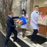 Андрей Петренко передал партию СИЗов в поликлинику города Ставрополя