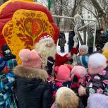 «Елка желаний» пришла  на  восток: Татьяна Буцкая помогла  организовать дворовый  новогодний праздник