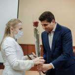 Депутат Саркис Гогорян поздравил с наступающими праздниками медицинских работников Аксайского района