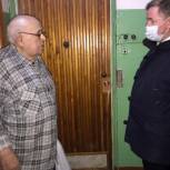 Юрий Шадрин передал подарки ветерану Великой Отечественной войны