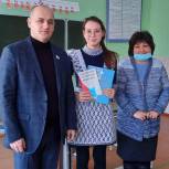 Рустам Ишмухаметов вручил новую редакцию Конституции школе села Бурлы Гафурийского района