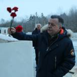 В Верхнеуральском районе возложили цветы к подножию памятника Воину-освободителю