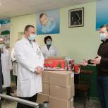 Депутат Госдумы Антон Немкин поздравил пермских медиков и пациентов детских больниц с новогодними праздниками