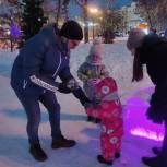Оренбургие единороссы раздали новогодние пряники жителям