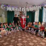 Анатолий Жданов поздравил детей в Новым годом