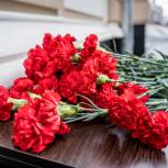 Московские единороссы возложили цветы к мемориальной доске дивизии народного ополчения Киевского района