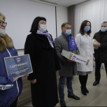 В День рождения «Единой России» партийцы передали медикам сертификат на такси