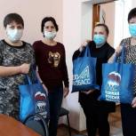 В Кузбассе единороссы передали в детские сады 25 килограммов конфет