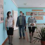 Владимир Самокиш проверил состояние школьных помещений в Шегарском районе