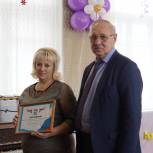 «Единая Россия» вручила сертификат на приобретение интерактивной доски детскому саду «Солнышко» в посёлке Форштадт