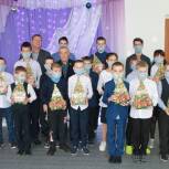 Владимир Ульянов сделал подарки учащимся коррекционных классов Сорокинского и Викуловского районов