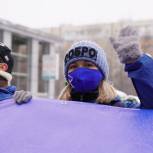 Парад медведей, флешмоб в поддержку врачей и благотворительность: московские единороссы отмечают партийный юбилей