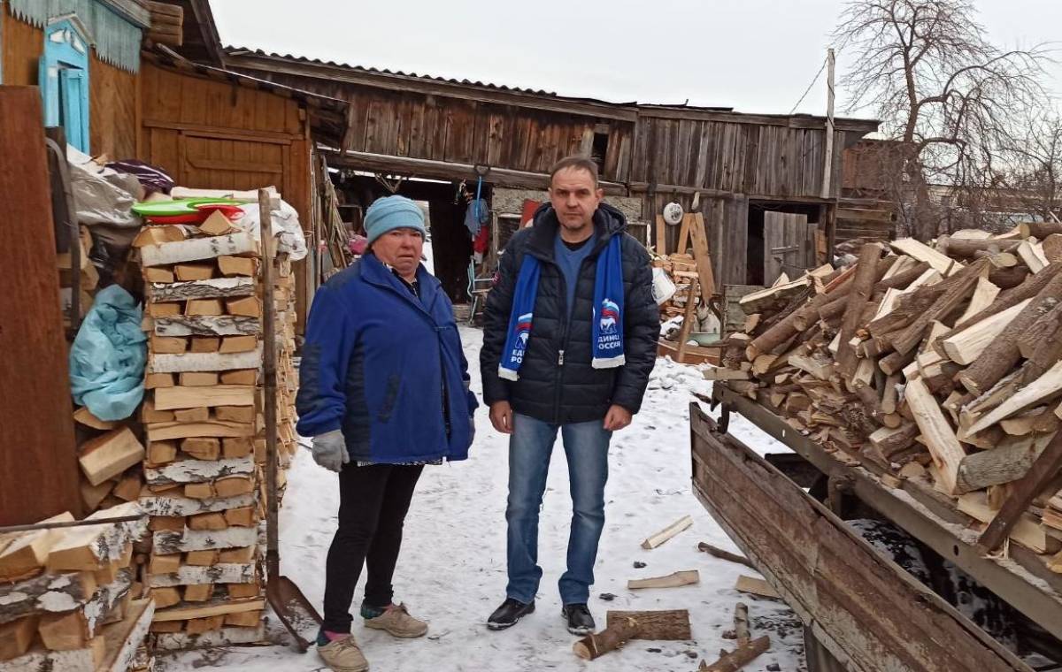 Депутат Копейского городского Собрания депутатов Александр Назаров привез  пенсионерам дрова