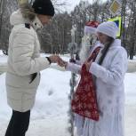 Дед Мороз и Снегурочка поздравляли прохожих на улицах п. Советский