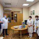 В Уфе в рамках акции «Спасибо врачам» партийцы передали в Поликлинику №1 тонометры, СИЗы и сладкие подарки