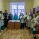 Активисты «Единой России» вручили медикам сладкие подарки