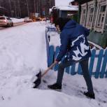 Волонтёрский центр «Единой России» помогает пенсионерам очистить от снега придомовую территорию
