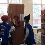 Волонтеры «Единой России» в Верхнем Уфалее украсили поликлинику к Новому году