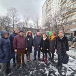Муниципальные депутаты помогли жителям дома на Русаковской улице изменить проект благоустройства двора