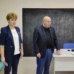 Игорь Есауленко передал специальные тренажеры для медклассов новохоперской гимназии