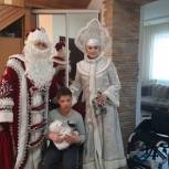Актив партии «ЕР» в костюмах Деда Мороза и Снегурочки поздравили детей с Новым Годом