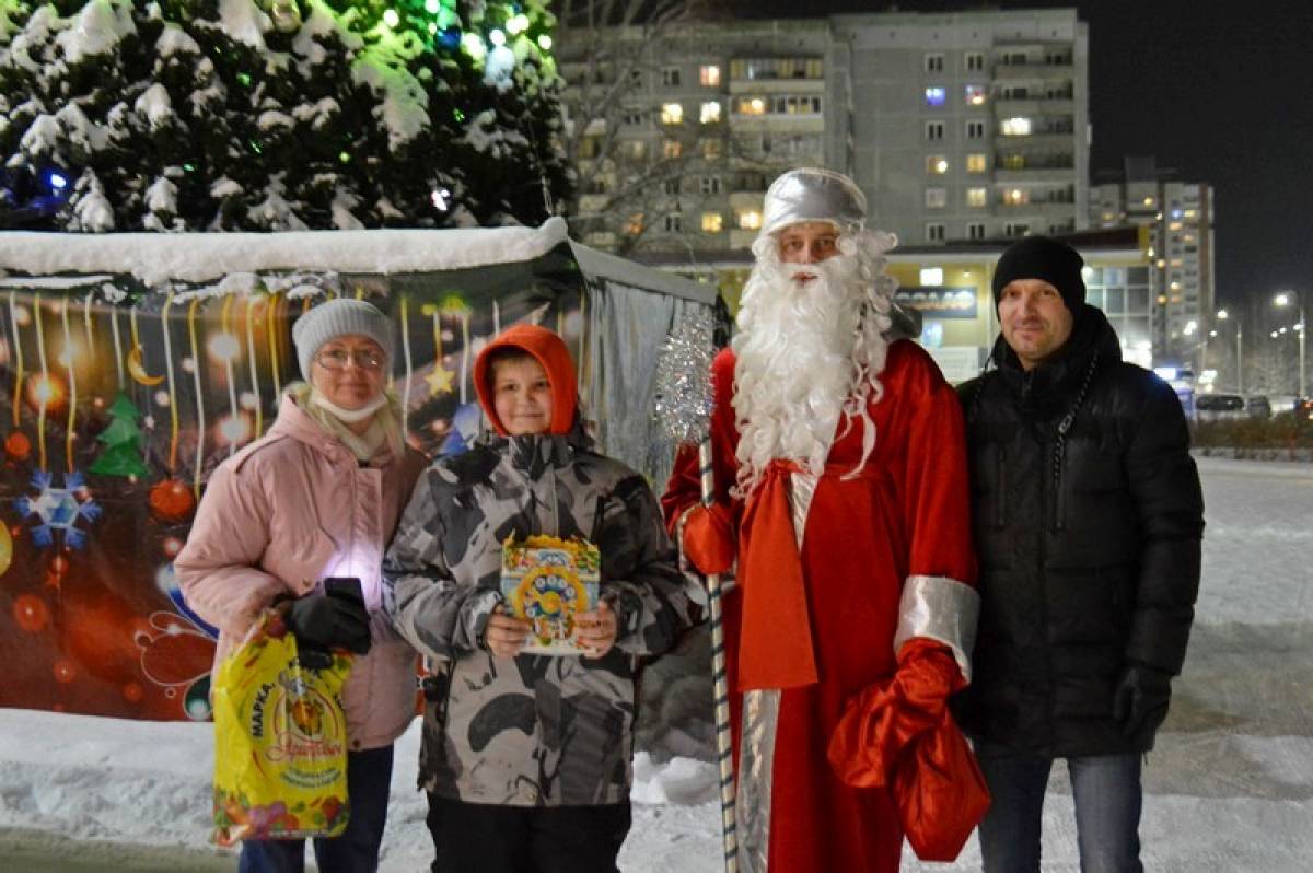 В Озерске проходят новогодние поздравления детей на дому