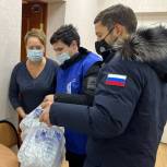 Активисты «Единой России» развезли продукты и воду в медицинские учреждения