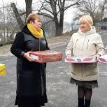Кореневские единороссы передали фрукты и сладости в учреждение социального обслуживания