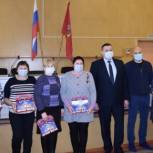 Депутат Брянской облдумы Николай Патов передал новогодние подарки воспитанникам мглинских детских садов