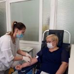 Член регионального политсовета Елена Дементьева в честь Дня волонтера сдала кровь