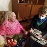 Депутат облсовета Ольга Митрохина поздравила участницу Великой Отечественной войны