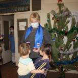 Во Фроловском районе активисты «Единой России» поздравили медиков и пациентов ЦРБ с наступающим Новым годом