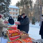 Тамбовские партийцы передали подарки в Дом ветеранов