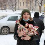 Более 600 новогодних подарков детям Каменска-Уральского вручила депутат Заксобрания Анна Соломеина