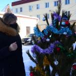 Депутаты Благовещенской городской Думы установили ёлки в госпиталях