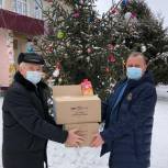 Игорь Зоря передал новогодние подарки в Щигровские соцучреждения