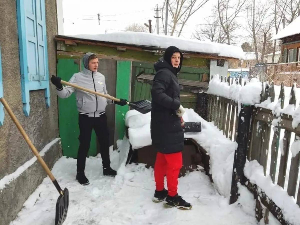 Нужна помощь? Обращайтесь в «Молодую Гвардию»: активисты помогают пожилым  жителям освободиться от снежного плена