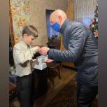 Александр Хизов поздравил с Новым годом подшефную семью