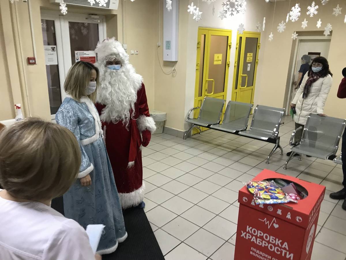 Рдкб абакан. Абаканская детская клиническая больница. Абакан РДКБ дед Мороз детям дарит подарки.