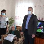 Ветераны из районов области получают предновогодние подарки