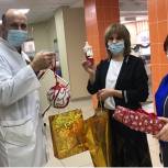 Активисты поздравили врачей Карпинска с наступающими праздниками