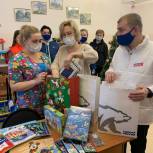 Депутат «Единой России» передала подарки для детей, встречающих Новый год в стационаре
