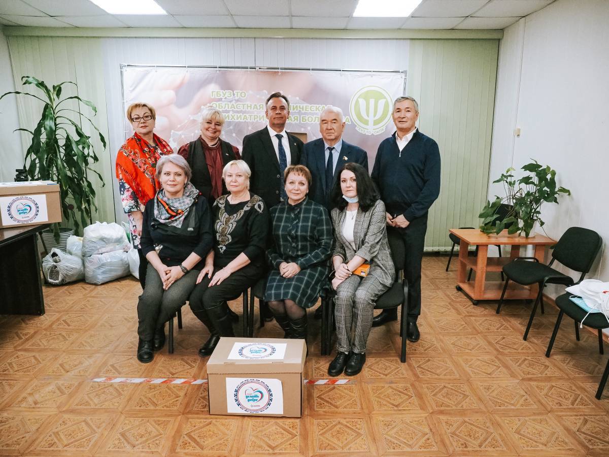 Тюменские волонтеры привезли теплые подарки в Областную клиническую  психиатрическую больницу