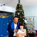 Эдуард Кутуров вручил подарок в рамках акции «Елка желаний»